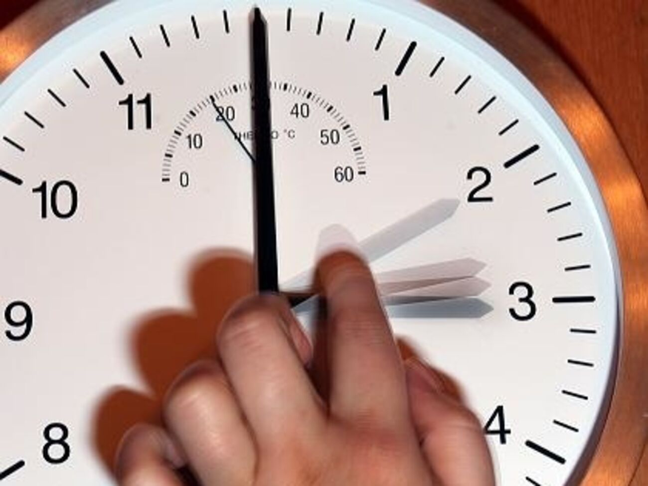 Стрелку необходимо перевести на час вперед