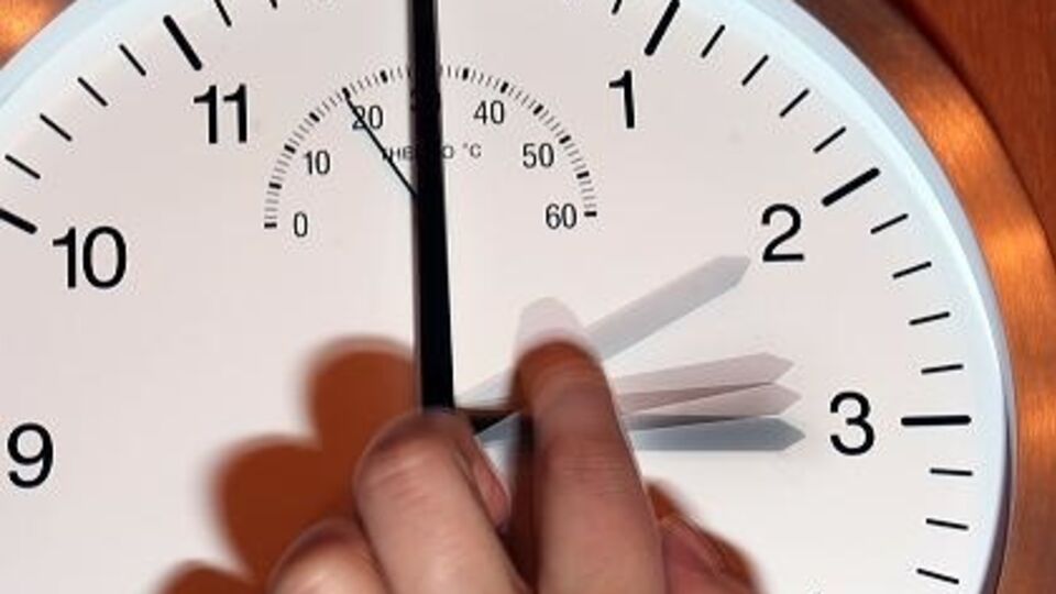 Стрелку необходимо перевести на час вперед