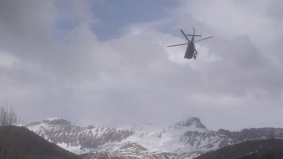 Сейчас спасатели эвакуируют тела погибших в близлежащую школу и размещают в спортивном зале
