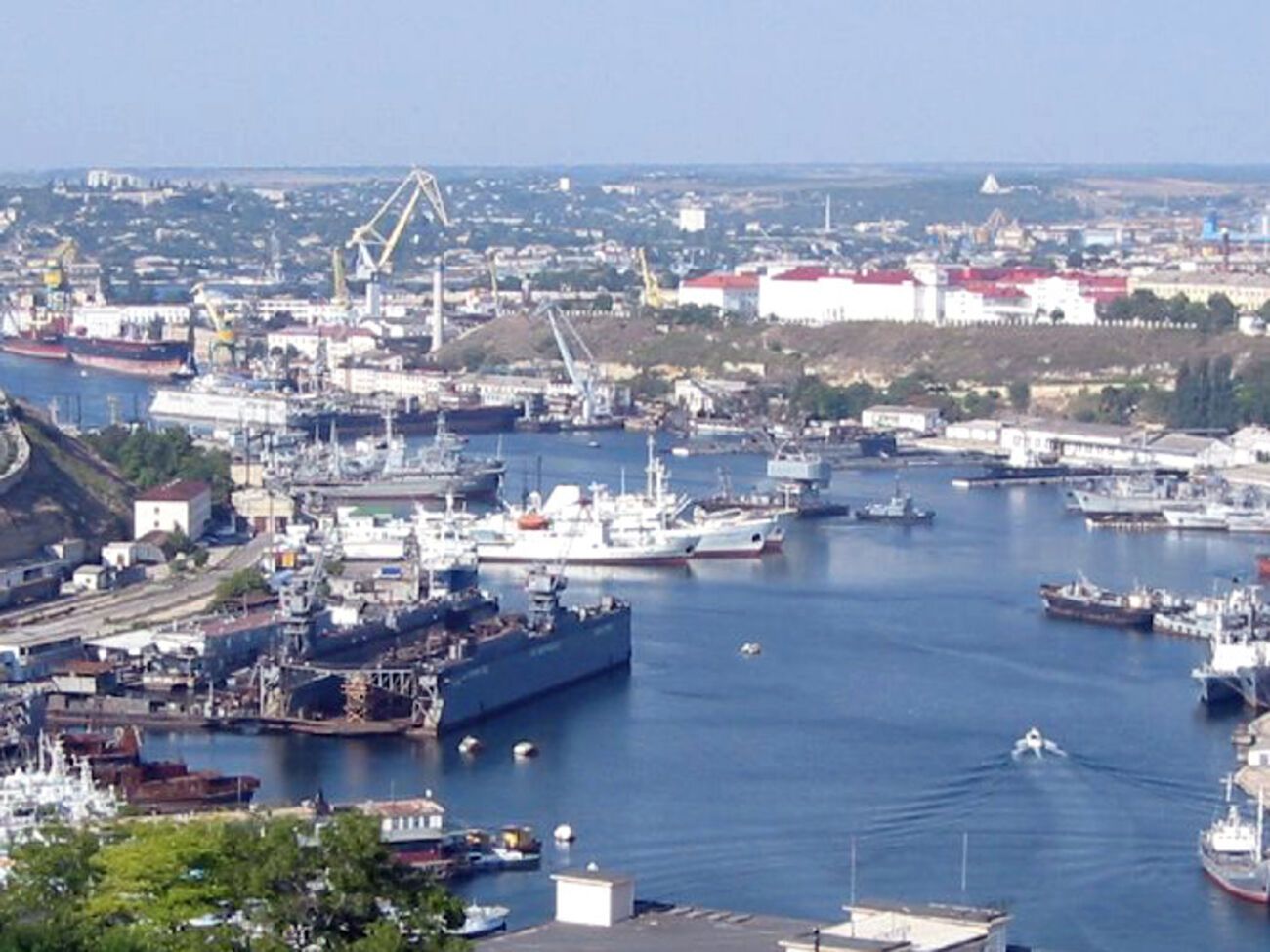 Порт аннексированного Севастополя, согласно законодательству Украины, является закрытым