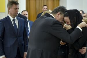 Петр Порошенко вручил награду вдове погибшего офицера