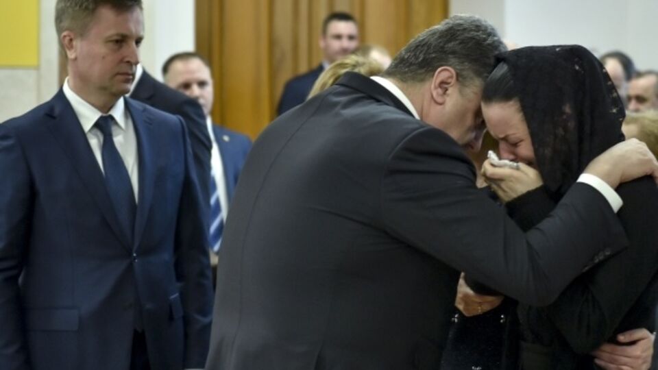 Петр Порошенко вручил награду вдове погибшего офицера