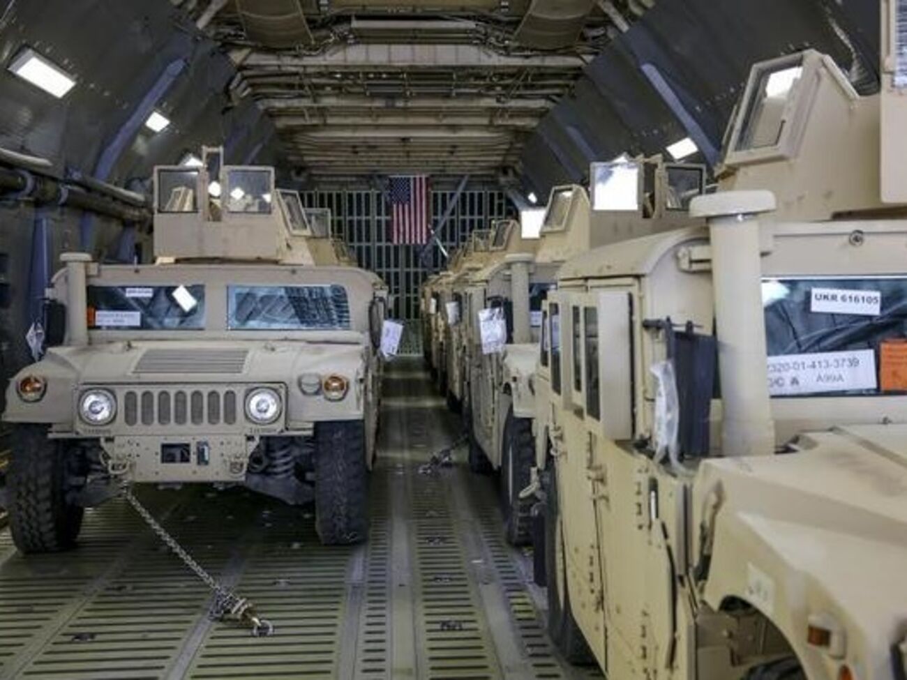В Украину прибыла первая партия американских военных автомобилей Humvee. Фоторепортаж