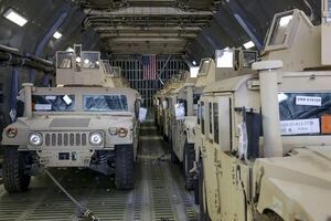 В Украину прибыла первая партия американских военных автомобилей Humvee. Фоторепортаж