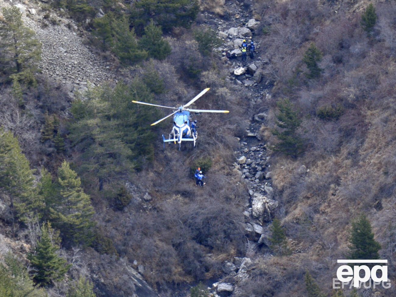Самолет разбился вчера в районе города Динь-Ле-Бен на юге Франции