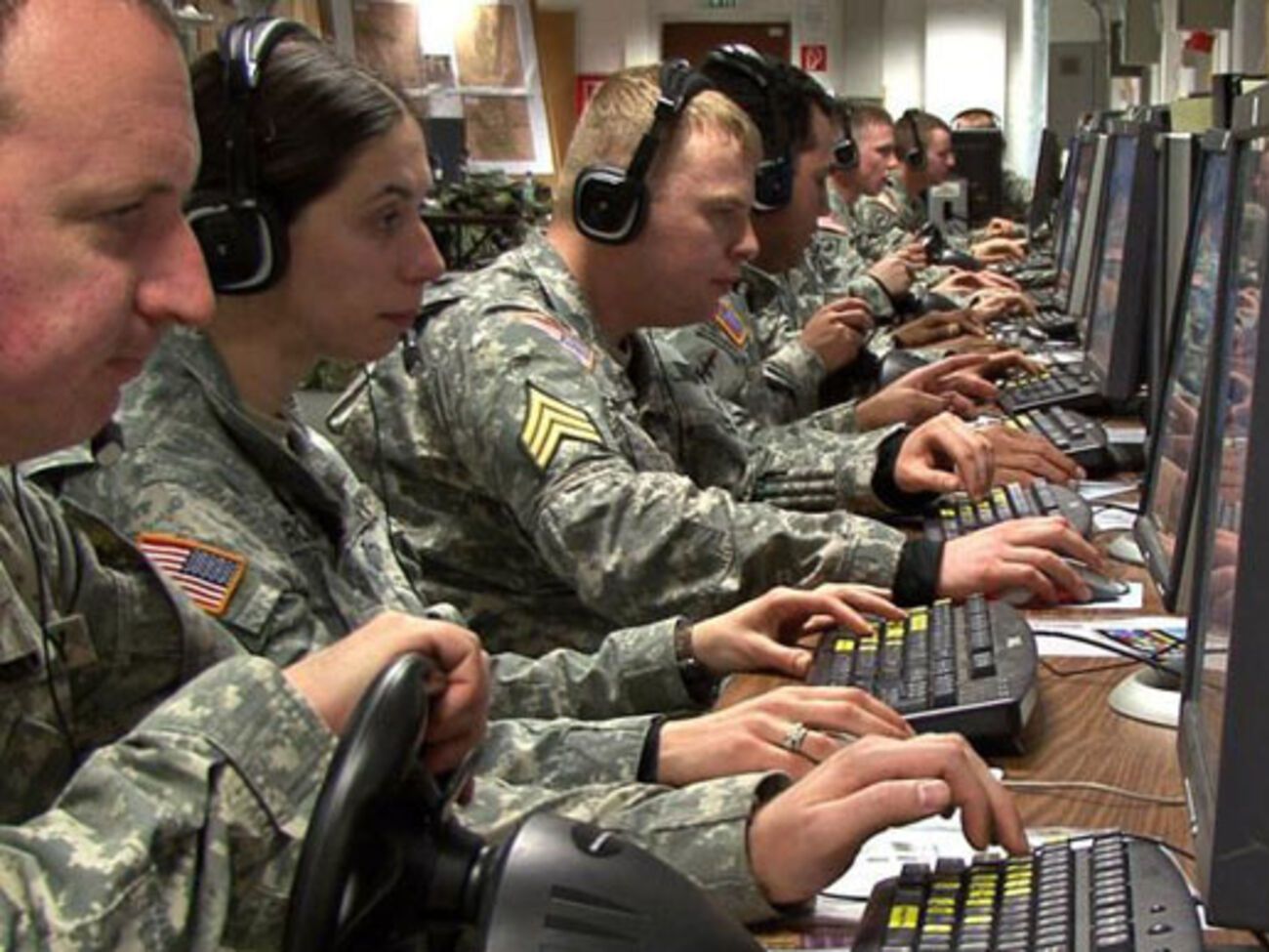 Россия заблокировала правительственные теле- и радиопередачи США и тратит от $400 млн до $500 млн в год на освоение информационного пространства за границей, тогда как США тратят около $20 млн в год на те же цели в России