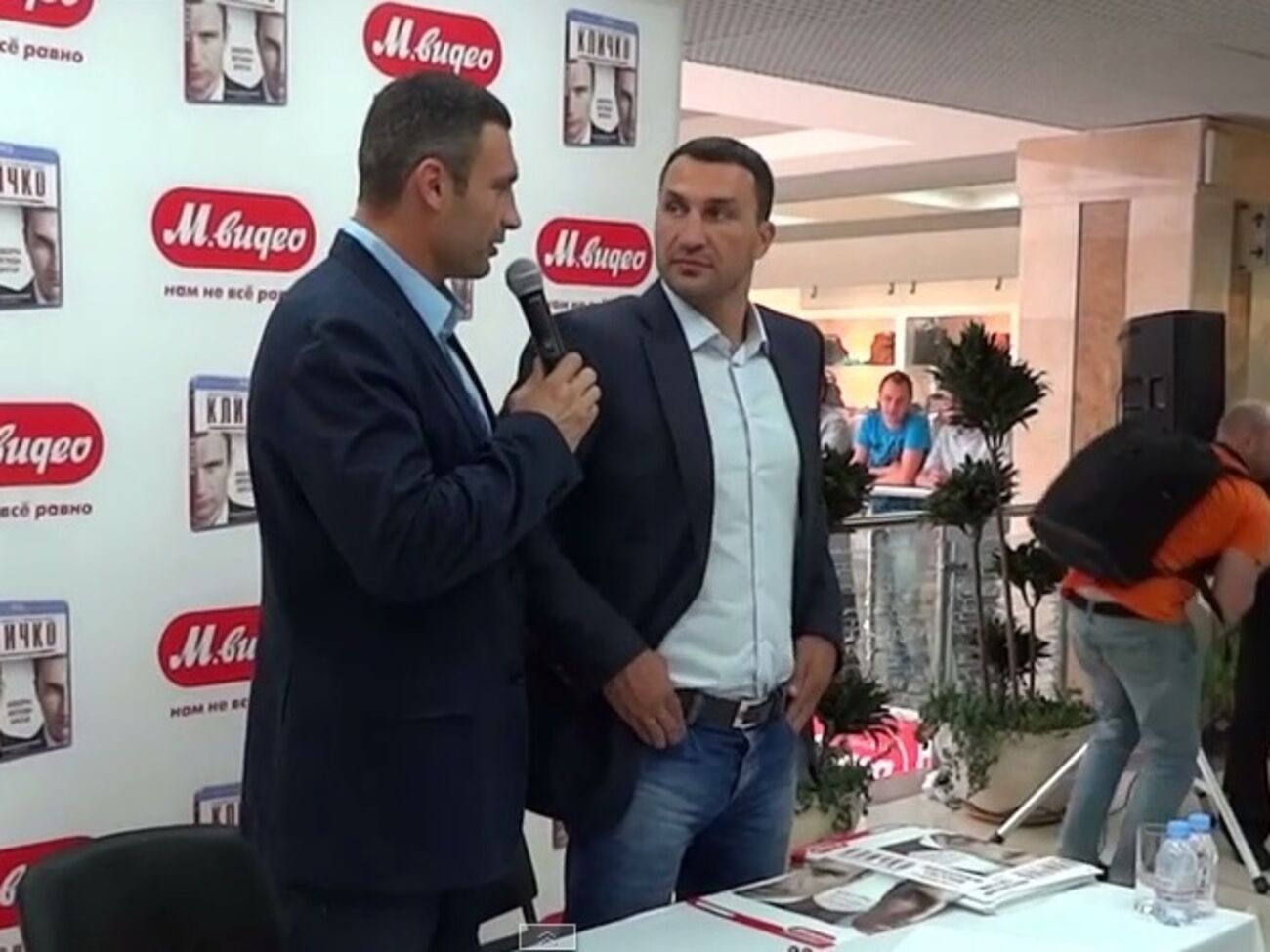 Мэр Киева Кличко поздравил брата с днем рождения песней Розенбаума. Видео