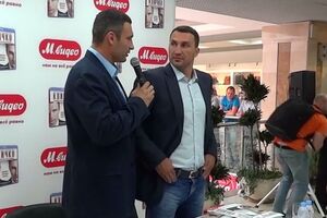 Мэр Киева Кличко поздравил брата с днем рождения песней Розенбаума. Видео