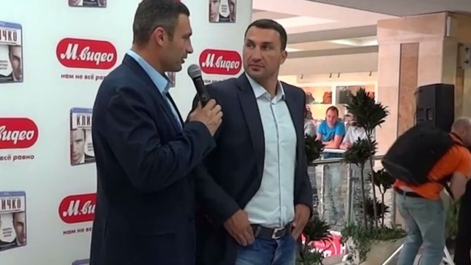 Мэр Киева Кличко поздравил брата с днем рождения песней Розенбаума. Видео