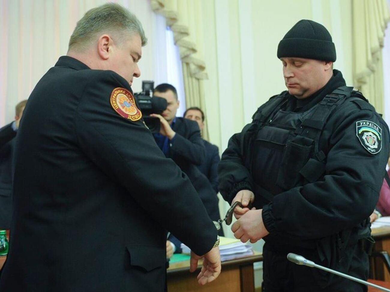 "Шок, который вызовут сегодняшние кадры, надо закреплять". 25 марта Сергея Бочковского (слева) задержали прямо на заседании Кабмина. Вместе с теперь уже бывшим начальником Госслужбы по ЧС был задержан и его зам Василий Стоецкий