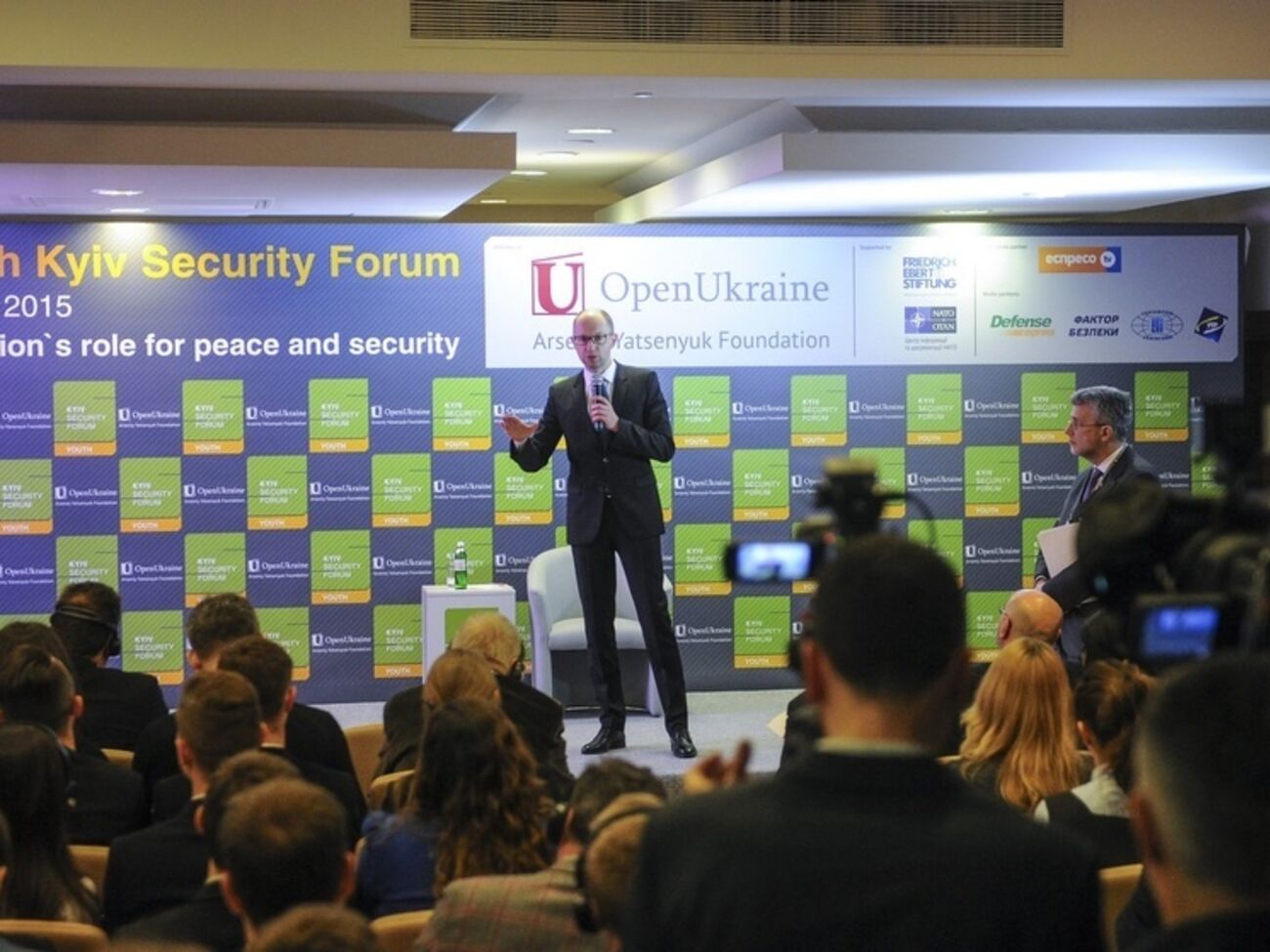 Арсений Яценюк&nbsp;принял участие в Киевском молодежном форуме по безопасности