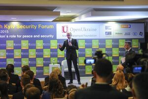 Арсений Яценюк принял участие в Киевском молодежном форуме по безопасности
