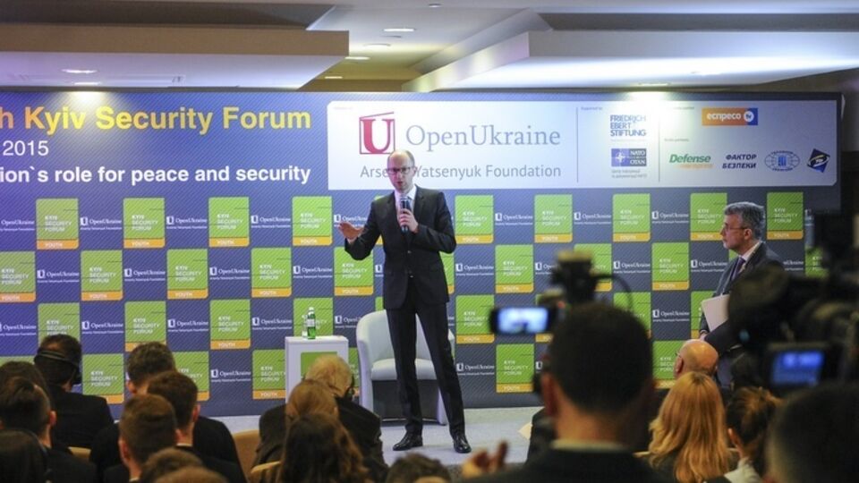 Арсений Яценюк принял участие в Киевском молодежном форуме по безопасности