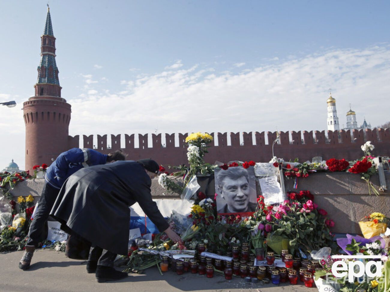 Вандалы из "Русского освободительного движения SERB" назвали мемориал на месте гибели Немцова "гадюшником"