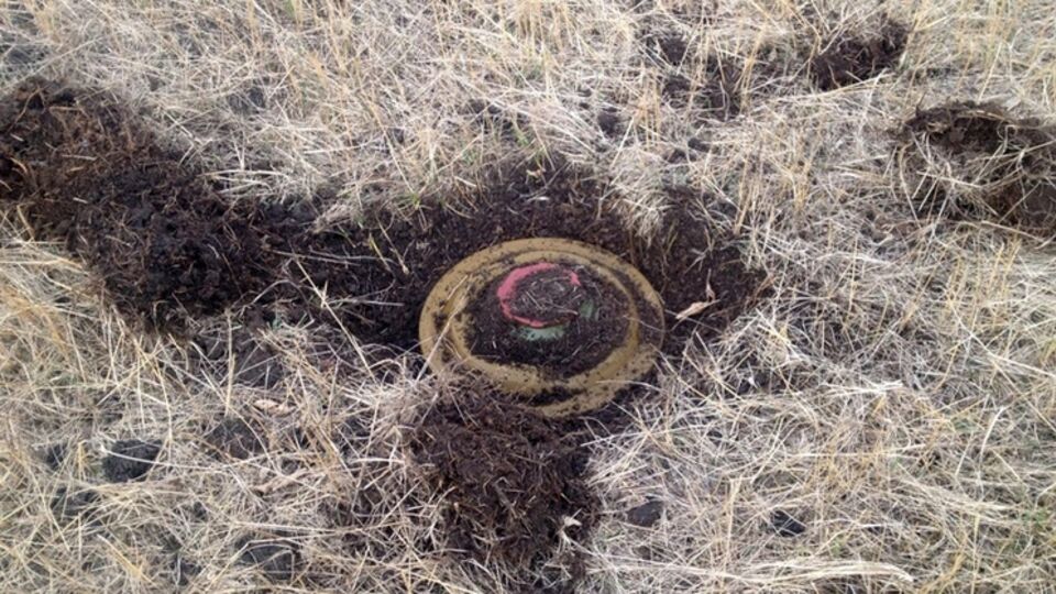 Пассажирский автобус, который ехал из Артемовска в Горловку, подорвался на мине