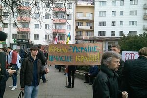 "Што за бульба без укропа?" День воли в Минске отмечали с украинскими флагами. Фоторепортаж