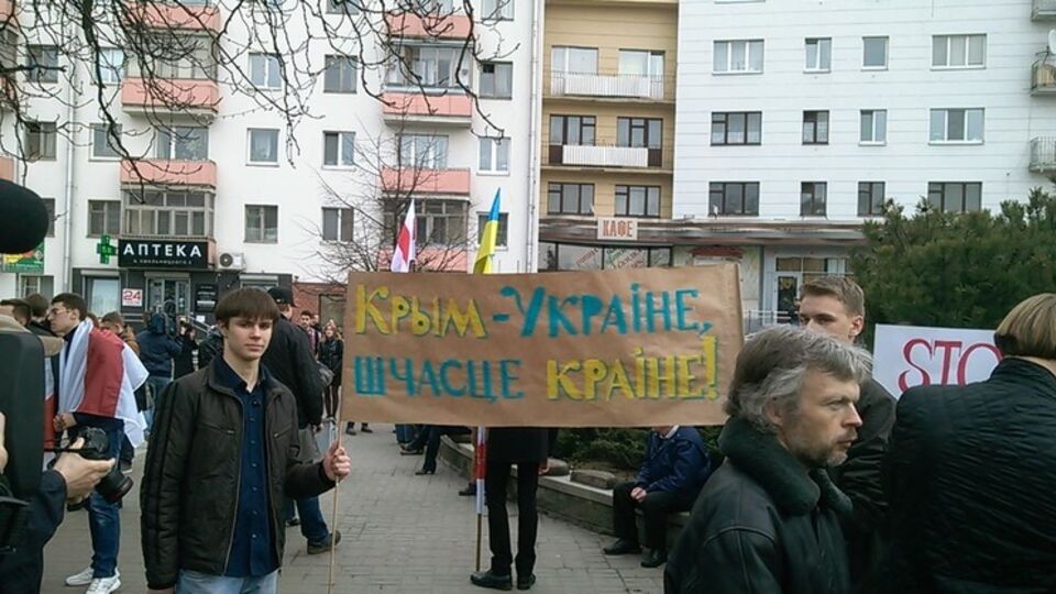 "Што за бульба без укропа?" День воли в Минске отмечали с украинскими флагами. Фоторепортаж