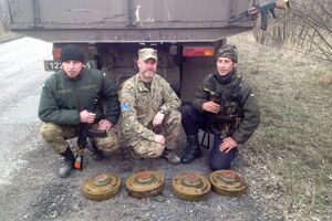 За день военные саперы обследовали более 30 гектаров угодий и обезвредили восемь мин
