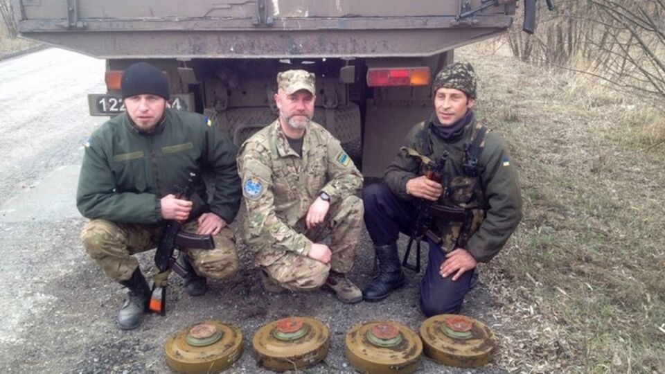 За день военные саперы обследовали более 30 гектаров угодий и обезвредили восемь мин