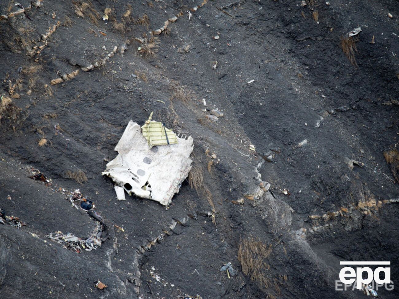 "Черный ящик" разбившегося самолета записал, как один из пилотов стучал в двери кабины
