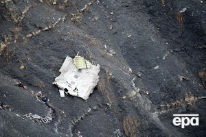 "Черный ящик" разбившегося самолета записал, как один из пилотов стучал в двери кабины