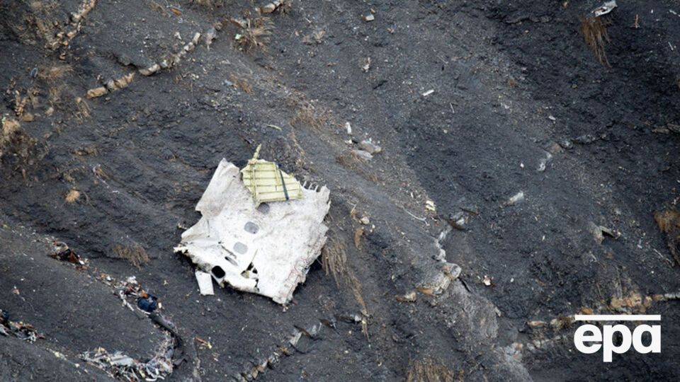 "Черный ящик" разбившегося самолета записал, как один из пилотов стучал в двери кабины