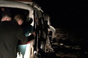 Автобус подорвался на мине