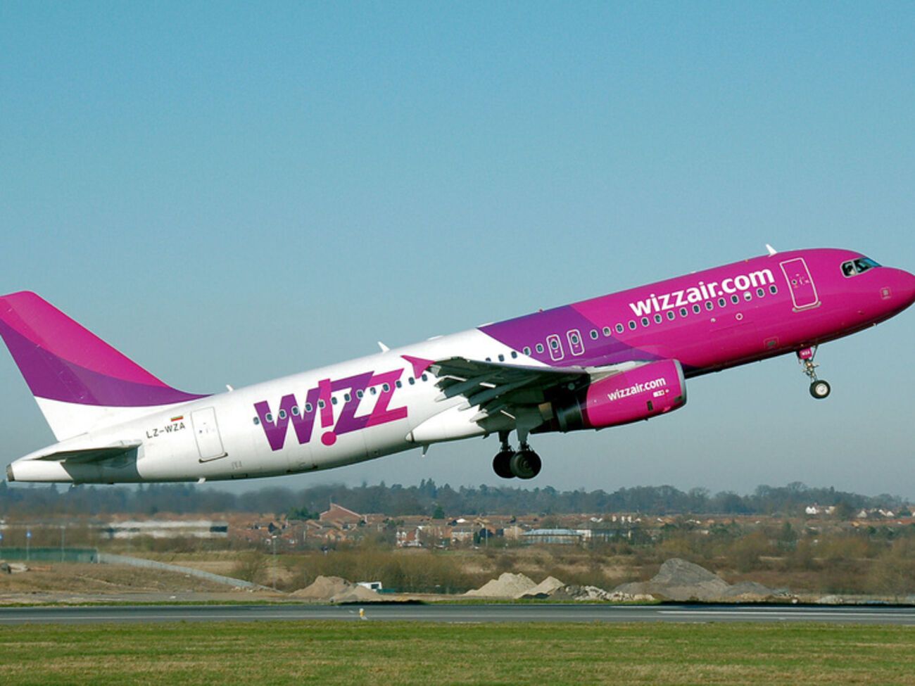 Wizz Air закрывает украинский офис