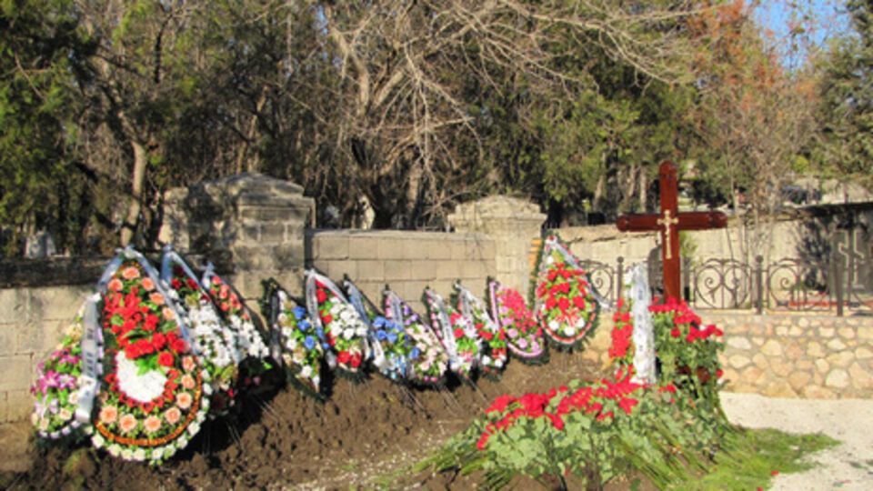 Могилу Януковича-младшего оградили от зевак