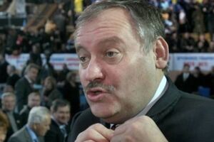 Россия не планирует отнимать территории у Казахстана, заверил Затулин.