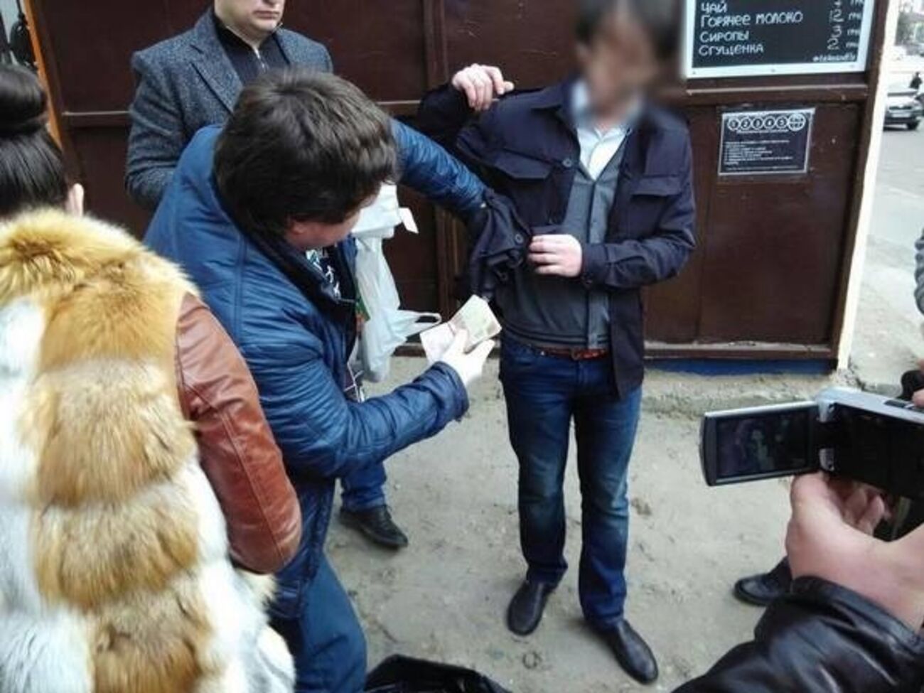 Чиновник был задержан при получении взятки