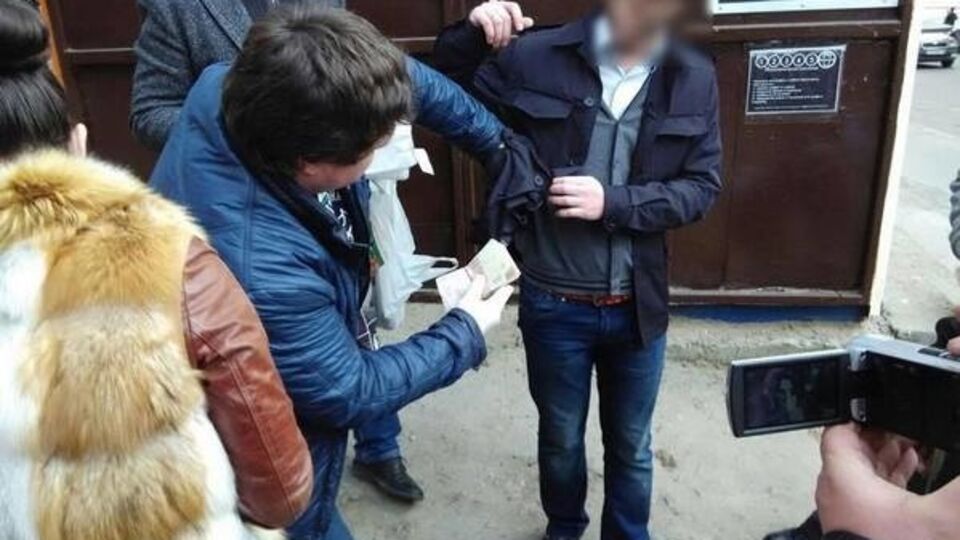 Чиновник был задержан при получении взятки