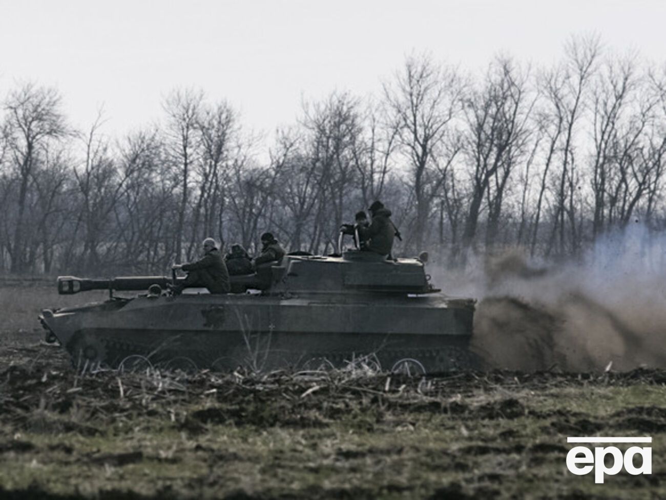 Боевиков учатся десантироваться с техники в движении