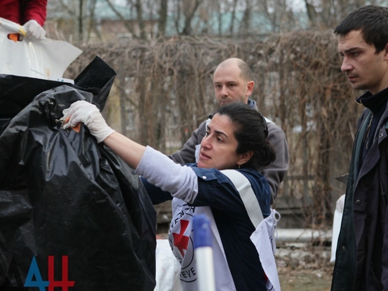 Во время передачи погибших в калининском морге Донецка присутствовали сотрудники Международного комитета Красного Креста