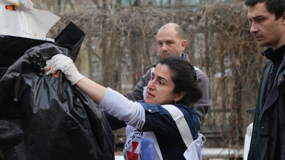 Во время передачи погибших в калининском морге Донецка присутствовали сотрудники Международного комитета Красного Креста