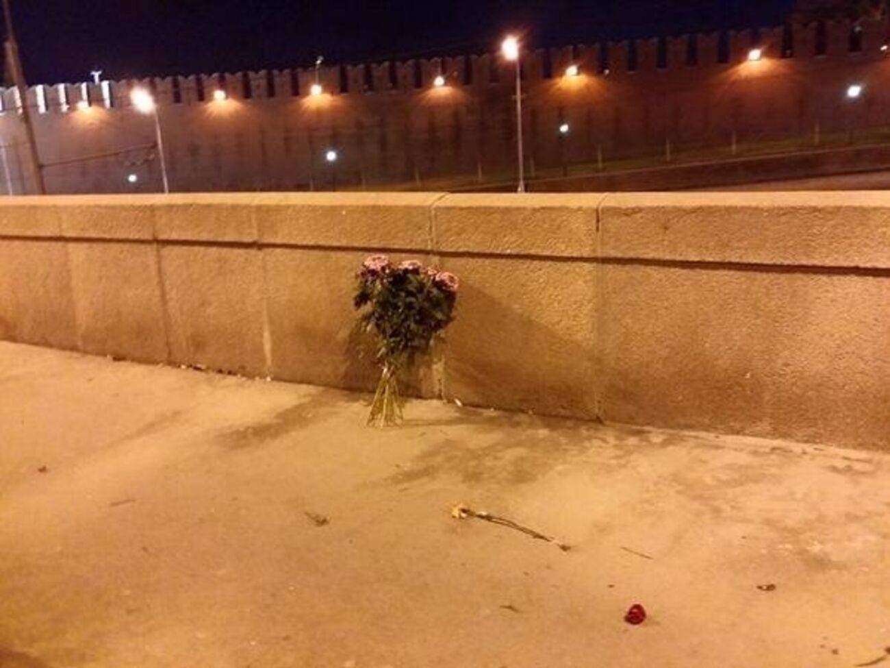 Люди опять несут цветы на место гибели оппозиционера