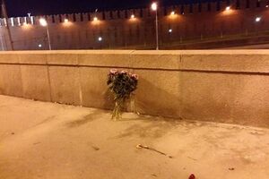 Люди опять несут цветы на место гибели оппозиционера