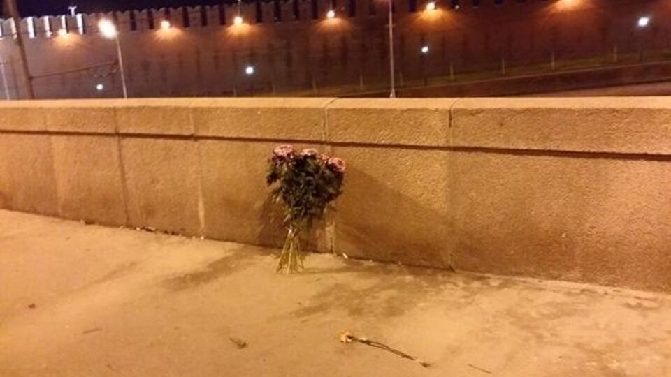 Люди опять несут цветы на место гибели оппозиционера