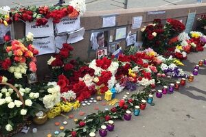 На место убийства Бориса Немцова несут новые цветы
