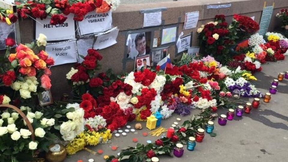 На место убийства Бориса Немцова несут новые цветы
