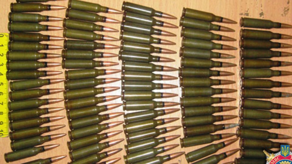 Из зоны АТО пытались отправить оружие и боеприпасы в посылке