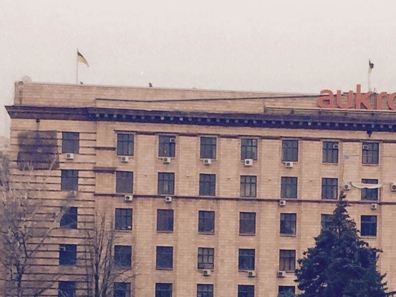 На месте митинга в Днепропетровске проверяют крыши, заявил Филатов