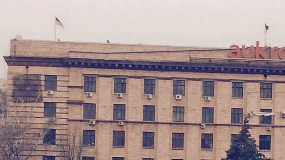 На месте митинга в Днепропетровске проверяют крыши, заявил Филатов