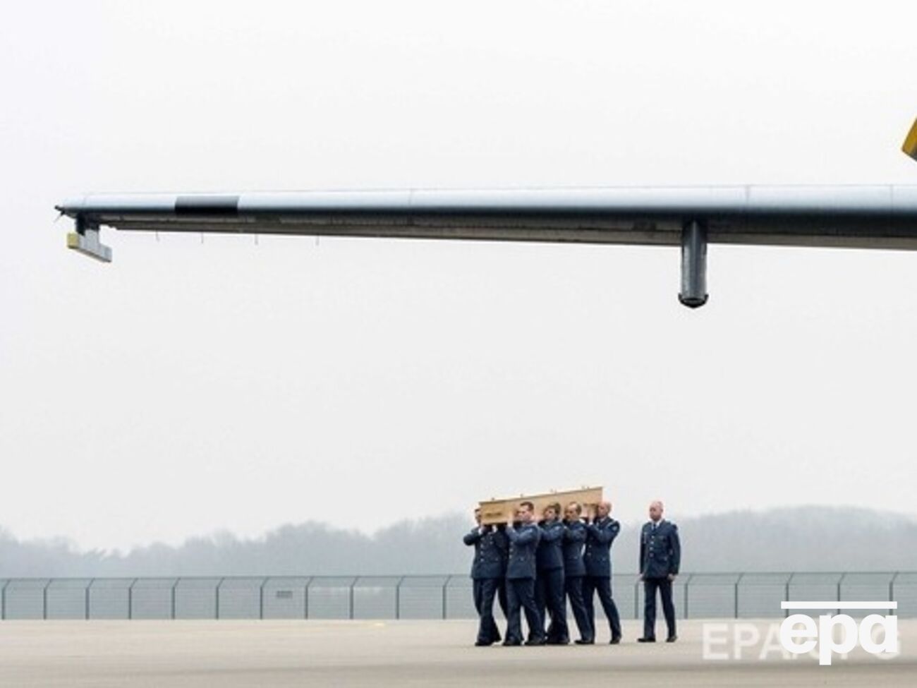 Самолет с останками жертв рейса МН-17 прилетел в Нидерланды из Харькова