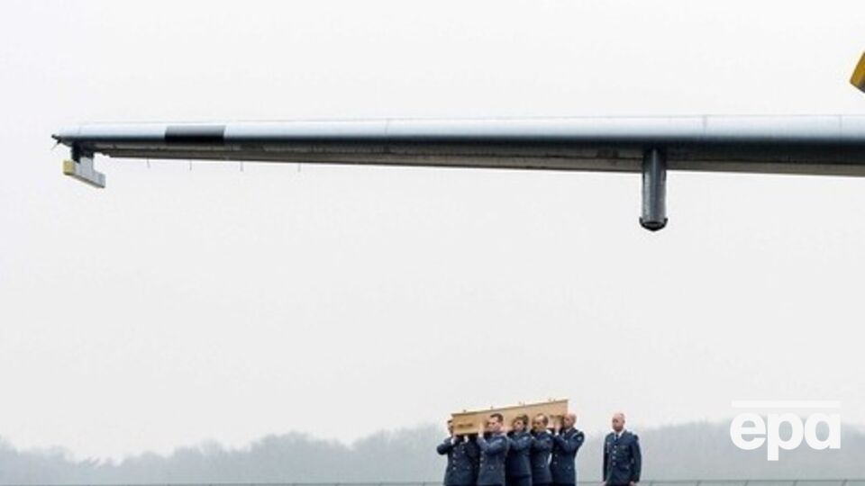 Самолет с останками жертв рейса МН-17 прилетел в Нидерланды из Харькова