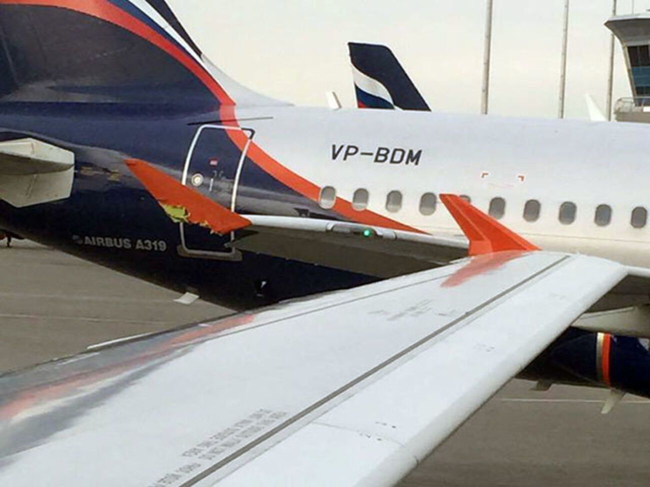 В Шереметьево-3 при буксировке столкнулись два аэробуса