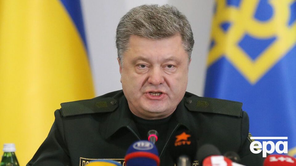 Порошенко сообщил, что согласовал повышение 40 боевых офицеров до генеральских званий