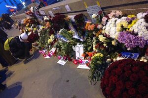 За день москвичи восстановили мемориал на месте убийства Немцова. Фоторепортаж