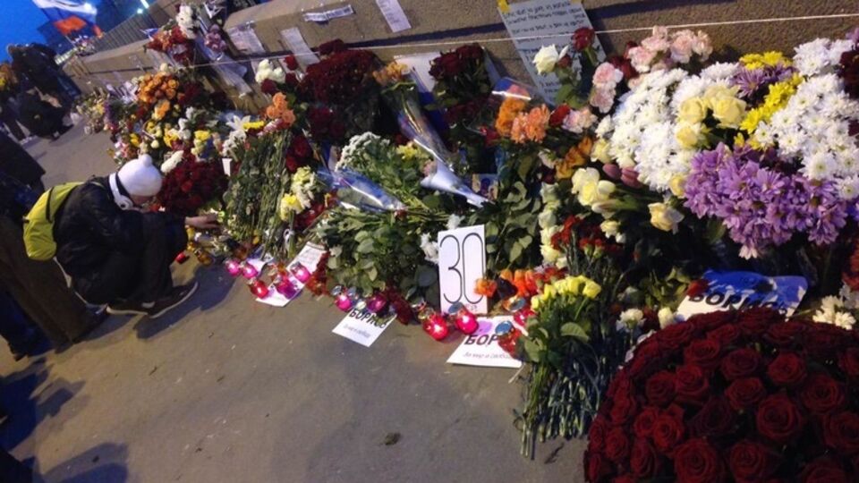 За день москвичи восстановили мемориал на месте убийства Немцова. Фоторепортаж