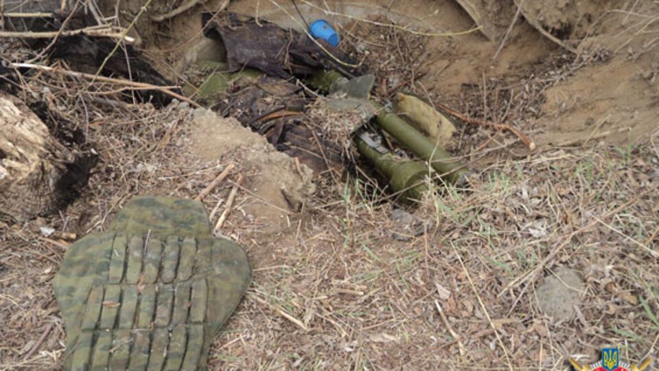 В тайнике были найдены и изъяты мины, гранаты, патроны, зенитки